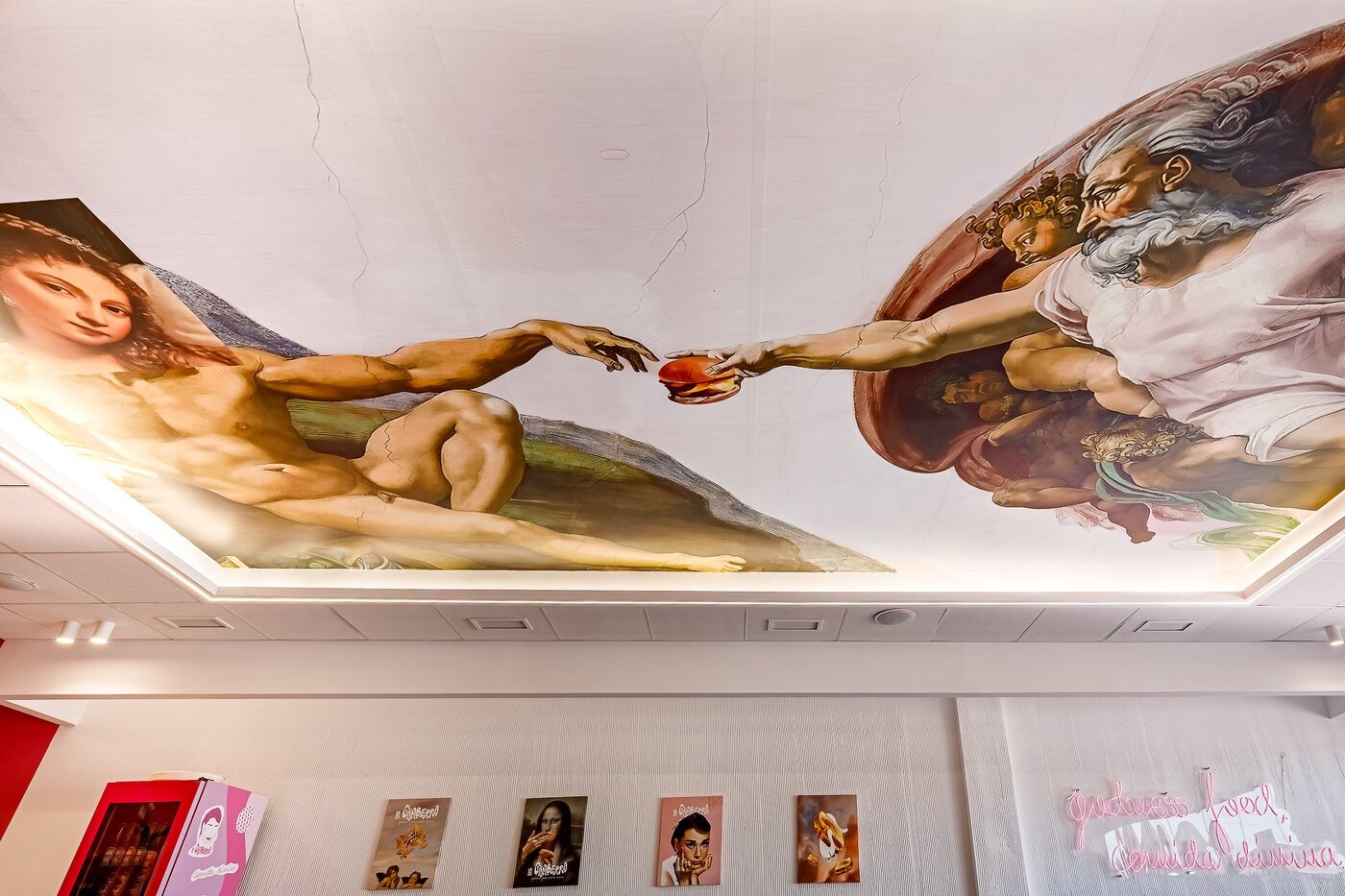 Mural del techo, versión burger de la Capilla Sixtina